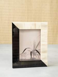 Marco de Fotos de Cuerno Hecho a Mano en India, Estilo Vikingo Rústico, para Mesa o Estante, Disponible a Buen Precio - Product Image 3