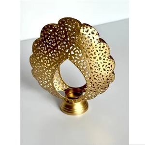 Diseño único e intrincado de portavelas metálico para una decoración interior llamativa. - Product Image 1