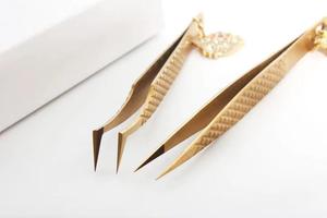 Pinzas Quirúrgicas Morje de Acero Inoxidable Chapadas en Oro con Cristal Decorativo y Punta de Precisión para Aplicación de Pestañas - Product Image 3