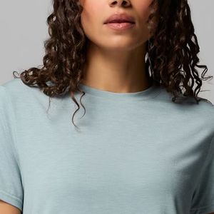 Chemise à manches courtes pour femme, élément essentiel élégant de la garde-robe, design chic pour l'été, col en V, matière confortable avec logo. - Product Image 2