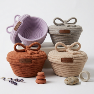 Nouveaux articles : élégant panier-cadeau en coton pour le Ramadan, forme ronde avec détail nœud, fait main au Vietnam, pour la collection Ramadan Kareem - Product Image 1