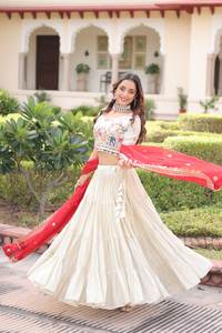 Elegante Conjunto de Lehenga Choli con Dupatta para Celebraciones Festivas, Reuniones Familiares, Compromisos y Pequeñas Funciones en Venta - Product Image 5