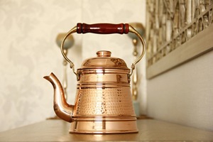 Théière en cuivre traditionnelle de qualité supérieure avec bec verseur élégant et courbé, poignée décorative en cuivre, couvercle intégré, corps arrondi et finition polie de luxe - Product Image 4