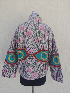 Veste Suzani Kantha en coton respirant faite à la main, style bohème, motif floral, rose, pour femme, avec broderie et motif œil, ouverte sur le devant, du Rajasthan - Product Image 6