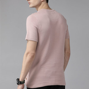 เสื้อยืดคอกลมแขนสั้นผ้าวาฟเฟิลสีชมพูสำหรับผู้ชายทรงเข้ารูปลำลองสีทึบ - Product Image 2