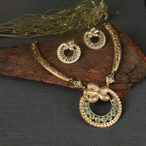 Elegante conjunto de collar en tono dorado con piedra verde y aretes a juego - Product Image 4