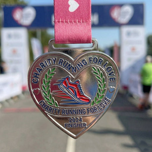 Medalla Conmemorativa en Forma de Corazón de Metal Fundido para Eventos Benéficos - Product Image 3
