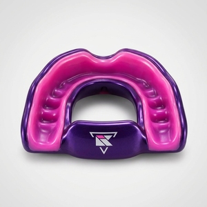 Protège-dents sportif conçu avec un matériau flexible, des bords lisses et un ajustement confortable, offrant une protection pratique pendant les activités sportives. - Product Image 2