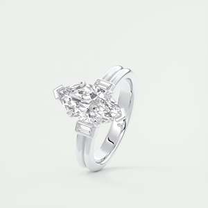 Anillo de compromiso de tres piedras con piedra central marquise de 2.10 quilates y piedras laterales tipo baguette en oro blanco de 14 quilates - Product Image 2
