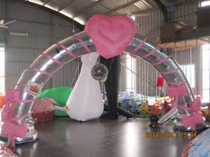 Arche gonflable en forme de cœur pour la publicité ou les événements festifs - Product Image 1