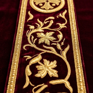 Faja Masónica Bordada en Terciopelo Borgoña con Hilo Dorado, Triple Tau y Corona, Insignia Personalizada para Vestimenta de Arquimago - Product Image 3