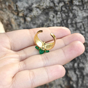 Bague artisanale en onyx vert, finition brossée, en laiton massif plaqué or 18 carats, avec motif floral délicat sculpté, pour cocktail. - Product Image 6