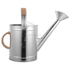 Conçu pour une utilisation intérieure et extérieure. Il présente un style campagne décoratif, un bec amovible pour un arrosage réglable - Product Image 3