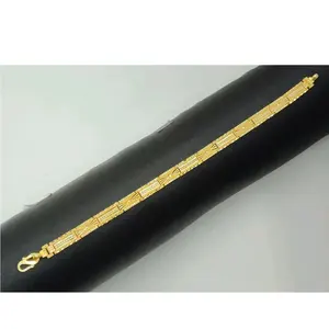 Élégant bracelet pour homme en or 22 carats, idéal pour le quotidien et les occasions spéciales, avec maillons texturés à coupe diamant et finition premium. - Product Image 1