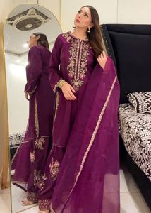 Ensemble Kurti et pantalon brodé violet élégant avec dupatta pour femme – Tenue ethnique de créateur pour fêtes et événements – Dernière mode - Product Image 6