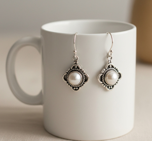 Clásicos Pendientes de Plata 925 con Perlas de Agua Dulce y Diseño de Flor para Uso Diario de Mujeres. - Product Image 2