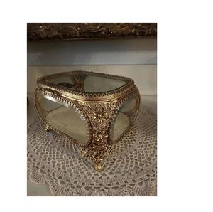 Boîte à bijoux vintage en laiton orné avec motif floral, taille et couleur personnalisables, présentoir décoratif pour bibelots - Product Image 1