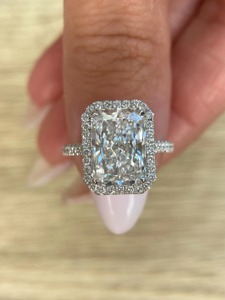 Anillo de Compromiso con Diamante Cultivado en Laboratorio de Corte Radiante Alargado de 6.50 Quilates, Halo y Piedras Laterales, Oro Blanco de 18k, Certificado IGI - Product Image 2