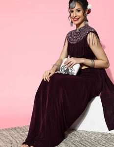 Sari pré-drapé KV Bourgogne en soie et rayonne orné de sequins avec cape et chemisier cousu pour soirée - Product Image 2