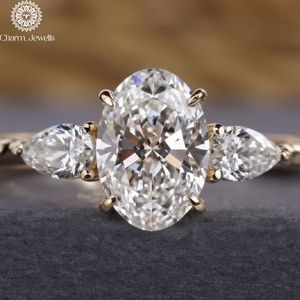 Bague de fiançailles classique pour femme en argent avec trois pierres de moissanite taille coussin, sertie à griffes, certifiée IGI, 3 grammes - Product Image 5