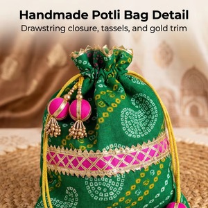 Sac Potli en coton vert fait main avec pompons roses et bordure dorée, cadeau de mariage indien - Product Image 1