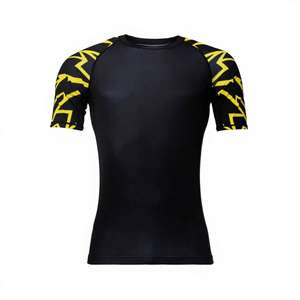 Maillot de bain Rash Guard à manches courtes noir avec motif éclair jaune sur les manches, idéal pour l'entraînement sportif, la gym et la performance aquatique - Product Image 1