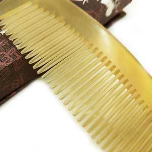 Peigne à cheveux en corne de vache fait main, écologique et personnalisé, design moderne, forme naturelle pour femmes - Cadeau d'affaires, décoration d'intérieur - Product Image 2