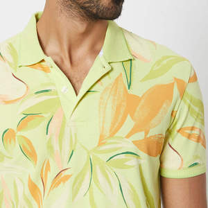 Polo para Hombre con Estampado de Hojas Botánicas Tropicales, Colección Verano 2026, Verde Lima y Naranja, Cuello en V Relajado, Ropa Casual HD - Product Image 3