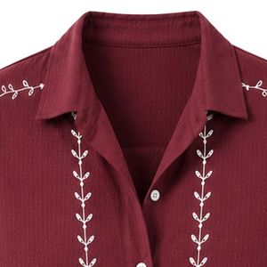 Camisa Corta Bordada Color Borgoña Personalizada para Mujer, Blusa Casual de Verano con Botones y Manga Corta, Top de Moda con Logotipo Personalizado en Mezcla de Lino - Product Image 4