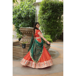 Experimente el encanto de Trending Cosmos Jequard Lehenga Choli con Dupatta bordada de seda rusa. Descubre el Fusio perfecto - Product Image 2