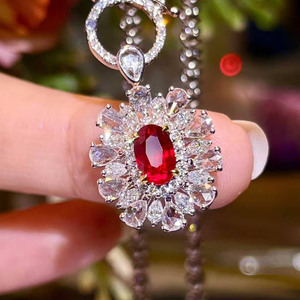 Magnifique bague en or 18 carats sertie d'un rubis naturel non chauffé de 1,25 ct, couleur sang de pigeon, taille ovale, avec 49 grands diamants de haute qualité. - Product Image 5
