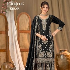 Ensemble de costume palazzo en georgette brodée de motifs floraux, avec de riches broderies, est un élégant ensemble ethnique conçu pour les réceptions. - Product Image 3
