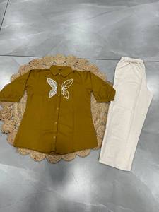 Chemise en coton moutarde pour femme avec imprimé feuilles blanches et pantalon crème, tenue décontractée ethnique style Inde Pakistan, toutes saisons, coupe ample - Product Image 1