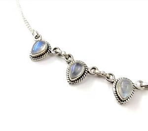 Collier élégant et minimaliste en pierre de lune, tendance, fabriqué en argent sterling, pour toutes les occasions. - Product Image 3