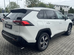 Toyota RAV4 Plug-in Hybrid Teamplayer 2024 – SUV à traction intégrale avec attelage de remorquage et technologie de pointe - Product Image 3