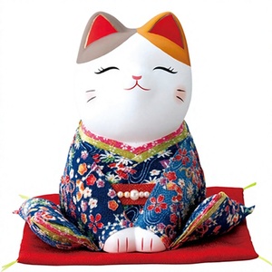 Chat porte-bonheur Maneki Neko en céramique en kimono floral jaune, design traditionnel artisanal pour la décoration de la maison, présentation sur table - Product Image 3