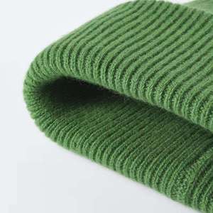 Bonnet unisexe en tricot vert à rayures avec motif imprimé en relief, style décontracté, côtelé et à revers, pour l'hiver - Product Image 5