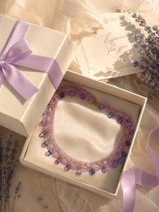 Conjunto de Collar y Pulsera con Cuentas Geométricas Únicas para Mujer, Joyería Hecha a Mano con Patrones Coloridos, Base Negra, por UO - Product Image 6