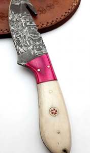 Outil utilitaire extérieur en acier Damas artisanal personnalisé avec manche en os de chameau blanc et résine rose - Product Image 2