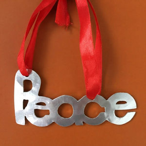 Adorno Colgante Metálico con la Palabra Paz, Acabado Plateado y Lazo Rojo, Pieza Decorativa Perfecta para Navidad - Product Image 2