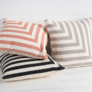 ปลอกหมอนอิงผ้าฝ้ายสไตล์โบฮีเมียน ปลอกหมอนอิงผ้าฝ้ายทำมือสไตล์โบฮีเมียน ปลอกหมอนอิงผ้าฝ้ายปักลายสไตล์โบฮีเมียนพร้อมพู่ห้อย - Product Image 1