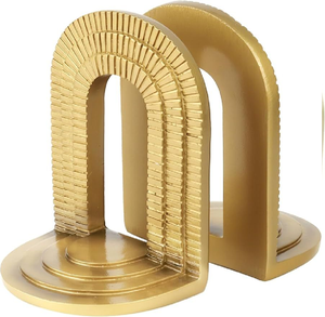 Des sculptures métalliques uniques en or, représentant un flèche traversant des livres, sont maintenant disponibles à prix de gros pour les boutiques de cadeaux. - Product Image 5