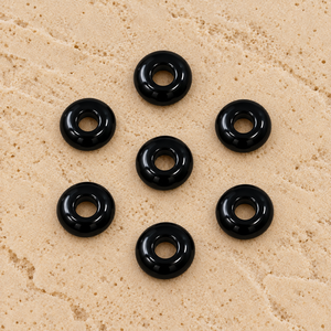 Colgante de Ónix Negro Liso en Forma de Donut de 15mm, Gema para Sanación con Cristales, Diseño de Energía Reiki para Fabricación de Joyas al por Mayor - Product Image 3