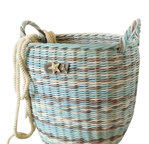 Cesta de ratán inspirada en la playa con asas de cuerda y detalles de estrellas de mar, contenedor de almacenamiento tejido a mano, encantador organizador para el hogar - Product Image 4
