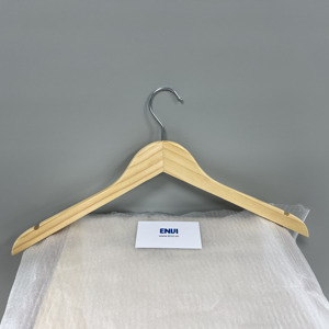 Perchas de Madera de Pino Duraderas de Alta Calidad con Ganchos Cromados Elegantes, Acabado Lacado de un Solo Nivel, Multifuncionales para Baño - Product Image 1