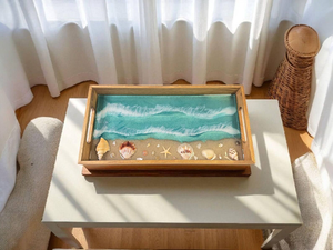 Plateau de service rustique en bois, résine époxy vert aqua et coquillages, cadeau pour les amoureux de l'océan, plateau de service pratique - Product Image 4