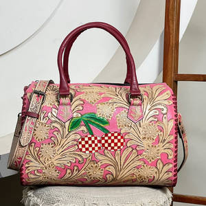 Sacs de voyage de luxe en cuir rose véritable, faits à la main, avec motifs floraux sculptés, élégants, à motif cerise, unisexes, sacs de voyage rapides - Product Image 2