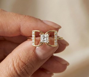 แหวนมอสซาไนต์ทรงเจ้าหญิง ดีไซน์โดดเด่น โรแมนติก สำหรับผู้หญิง เงินแท้ 925 ชุบทอง เหมาะเป็นของขวัญแทนคำมั่นสัญญาสำหรับคนรัก - Product Image 6