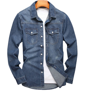Camisa de mezclilla unisex personalizada de manga larga para exteriores, lavado oscuro, de algodón, con botones, corte regular, transpirable, con bolsillos de solapa en el pecho, de secado rápido. - Product Image 1