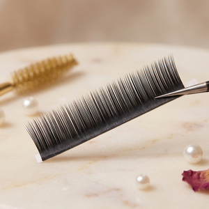 [Lashya] Extensiones de Pestañas Individuales PBT Acabado Mate Clásico y Curvatura Consistente Bandeja Profesional al por Mayor - Product Image 1